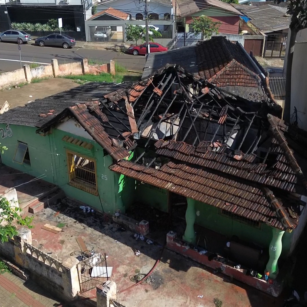INCÊNDIO DESTRÓI CASA DESOCUPADA NO CENTRO DE LONDRINA DURANTE A MADRUGADA