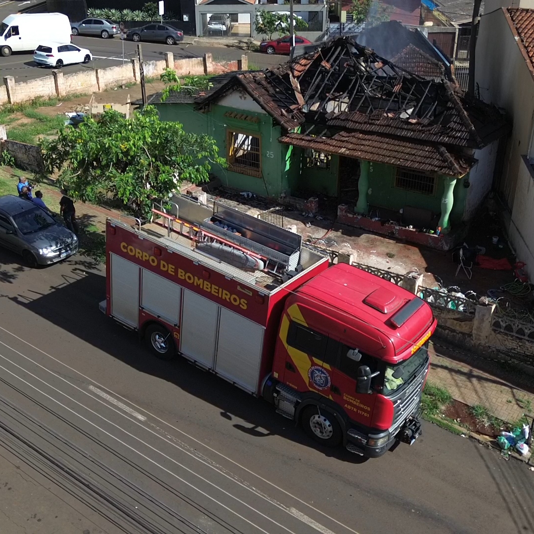 INCÊNDIO DESTRÓI CASA DESOCUPADA NO CENTRO DE LONDRINA DURANTE A MADRUGADA