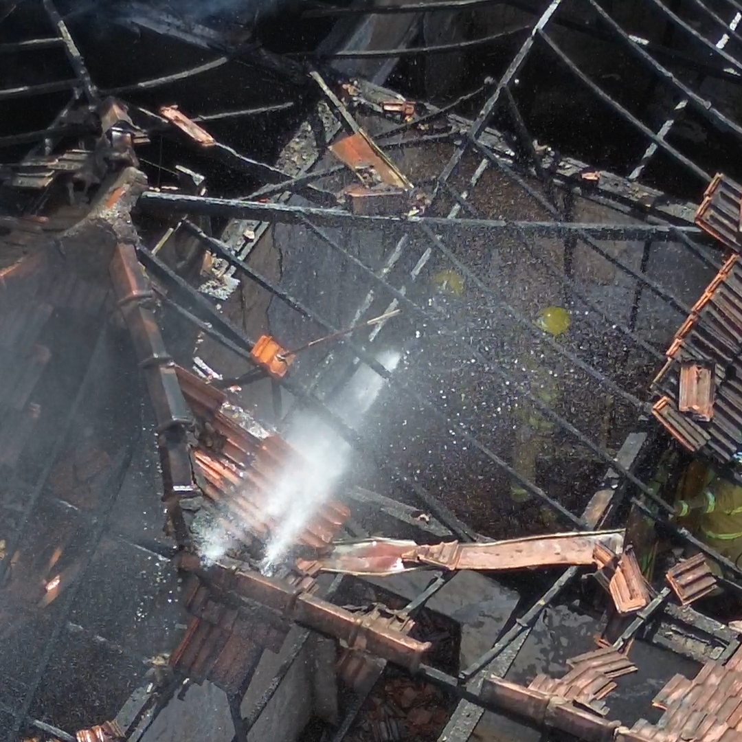 INCÊNDIO DESTRÓI CASA DESOCUPADA NO CENTRO DE LONDRINA DURANTE A MADRUGADA