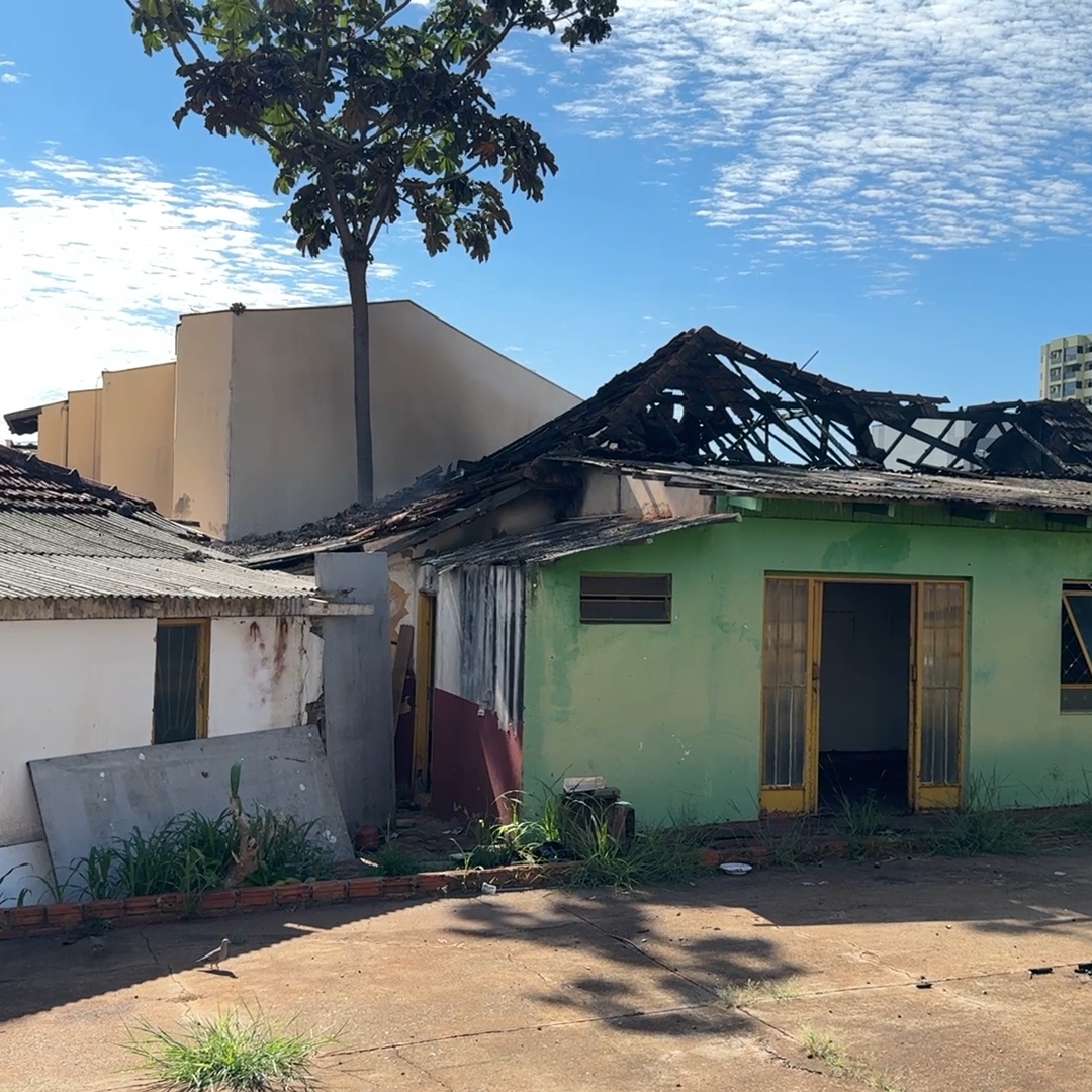 INCÊNDIO DESTRÓI CASA DESOCUPADA NO CENTRO DE LONDRINA DURANTE A MADRUGADA