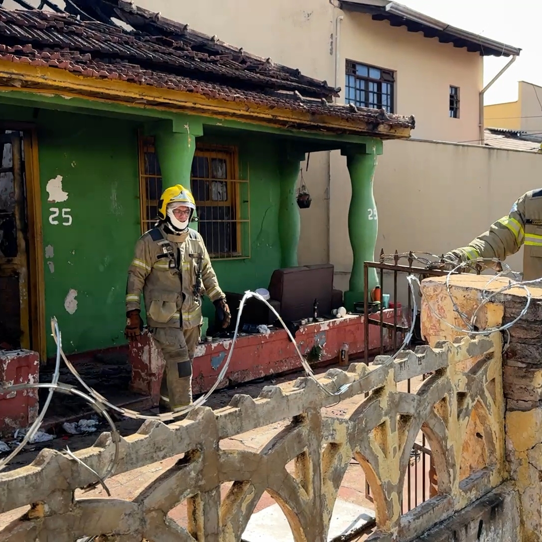 INCÊNDIO DESTRÓI CASA DESOCUPADA NO CENTRO DE LONDRINA DURANTE A MADRUGADA