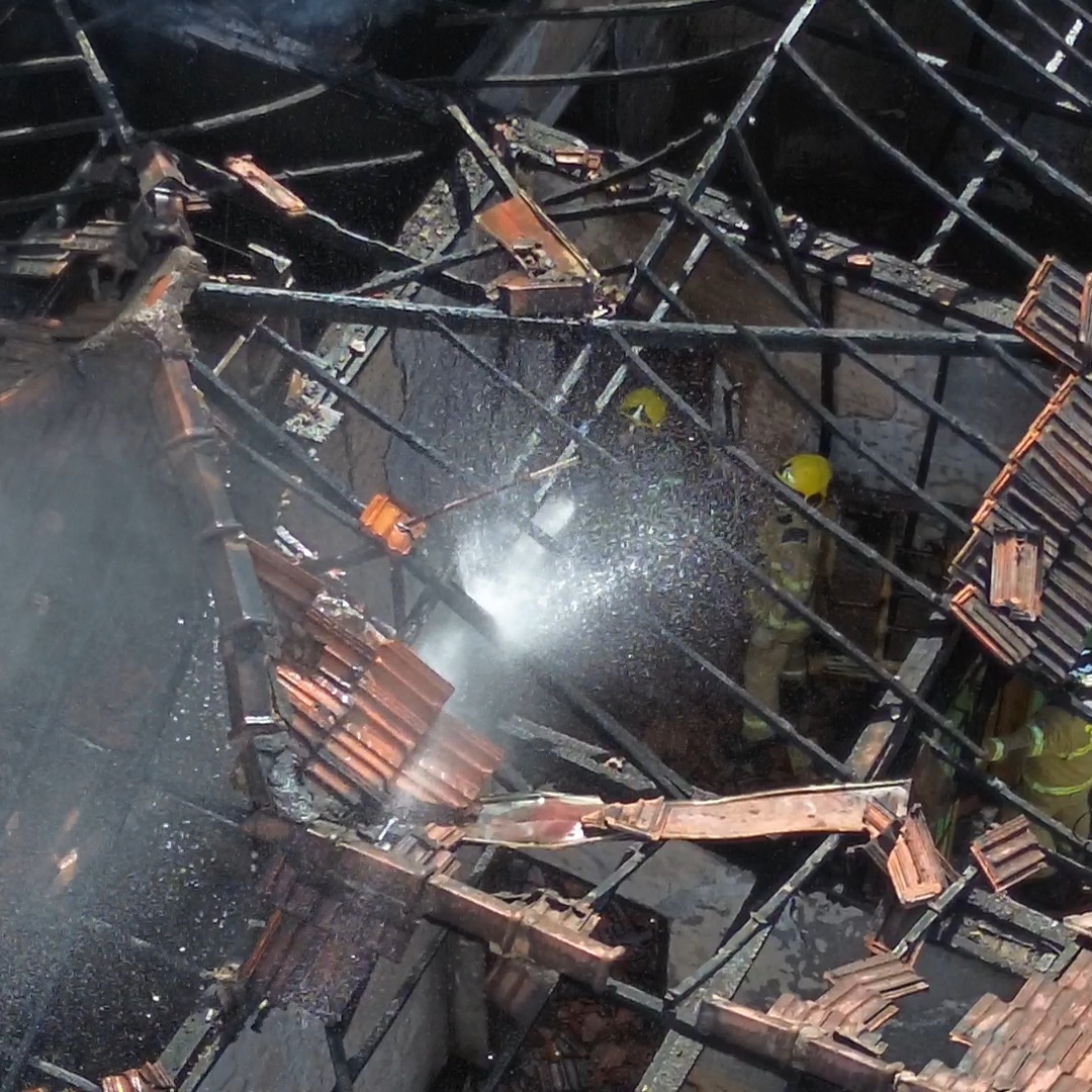 INCÊNDIO DESTRÓI CASA DESOCUPADA NO CENTRO DE LONDRINA DURANTE A MADRUGADA