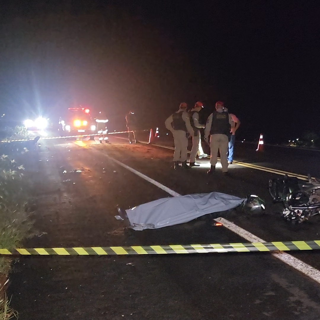 COLISÃO FRONTAL ENTRE MOTOCICLETAS DEIXA DOIS MORTOS NA PR-445, EM LONDRINA