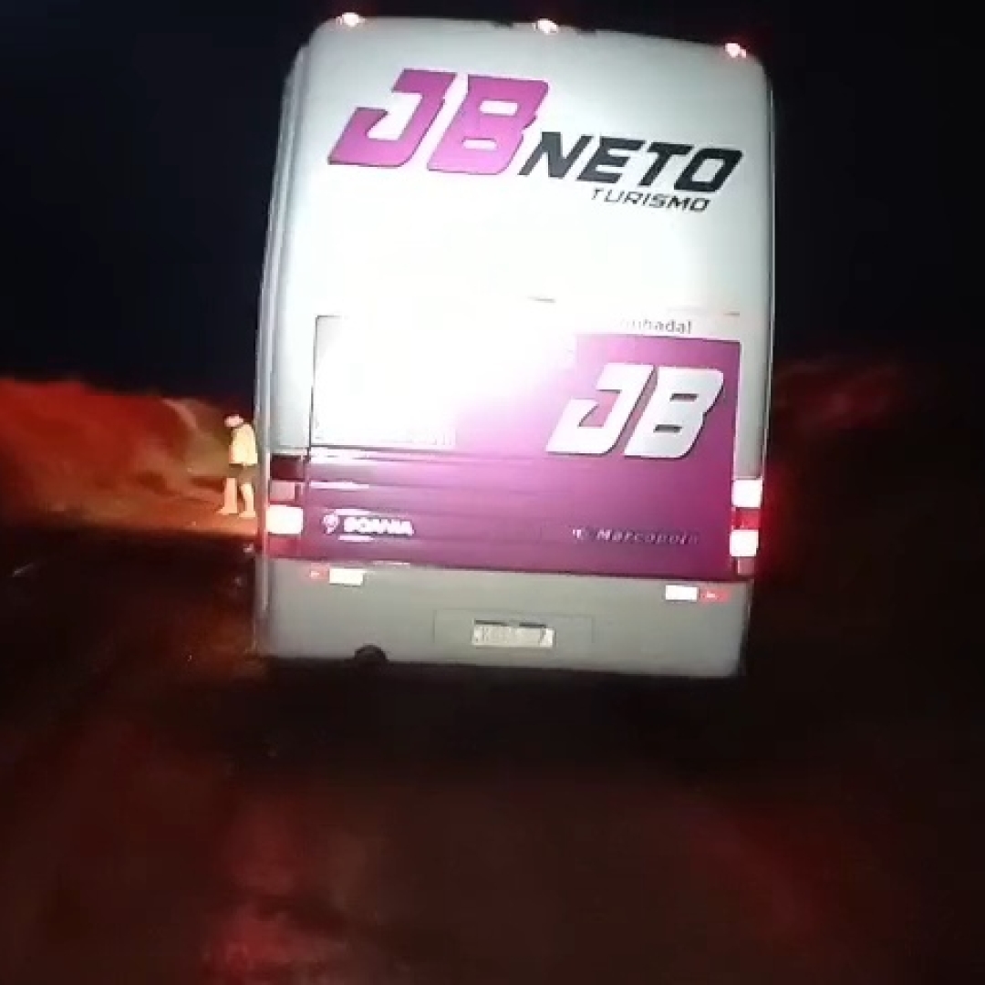 PRF FRUSTRA ROUBO A ÔNIBUS E PRENDE SUSPEITOS EM CAMPO MOURÃO