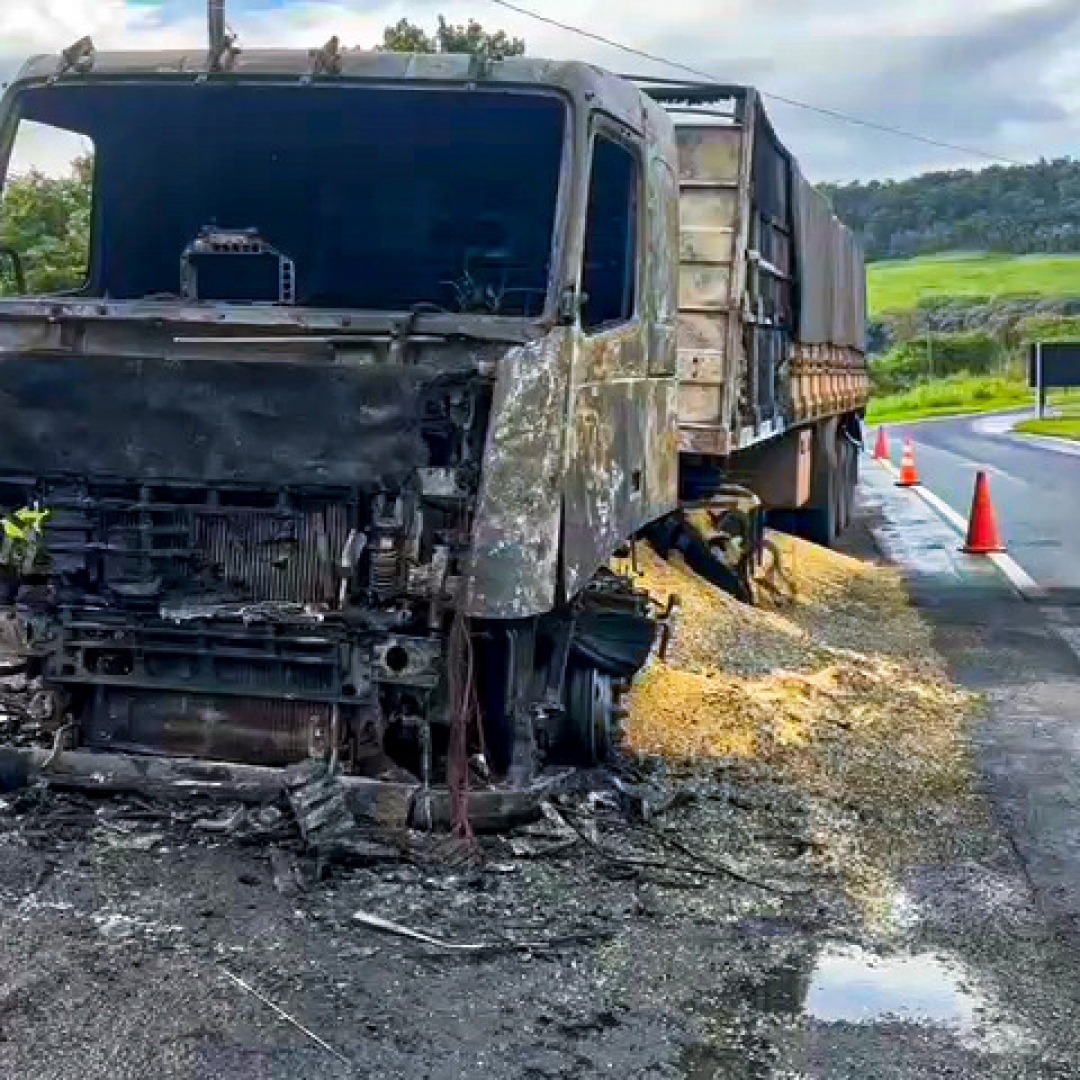 CAMINHÃO CARREGADO COM CARGA DE GRÃOS PEGA FOGO NA BR-153 E PARTE DA CARGA É DESTRUÍDA NO NORTE PIONEIRO