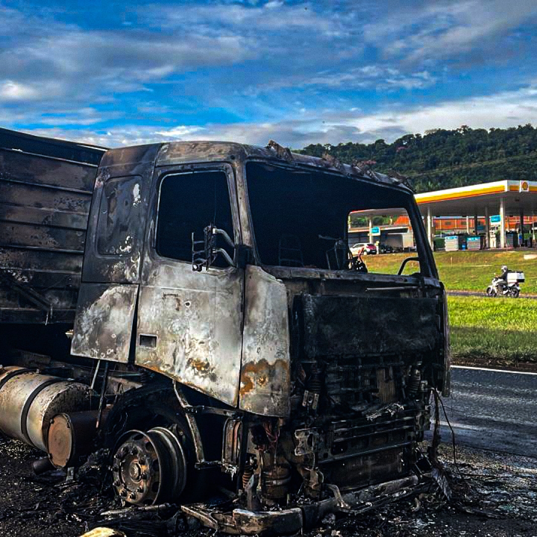 CAMINHÃO CARREGADO COM CARGA DE GRÃOS PEGA FOGO NA BR-153 E PARTE DA CARGA É DESTRUÍDA NO NORTE PIONEIRO