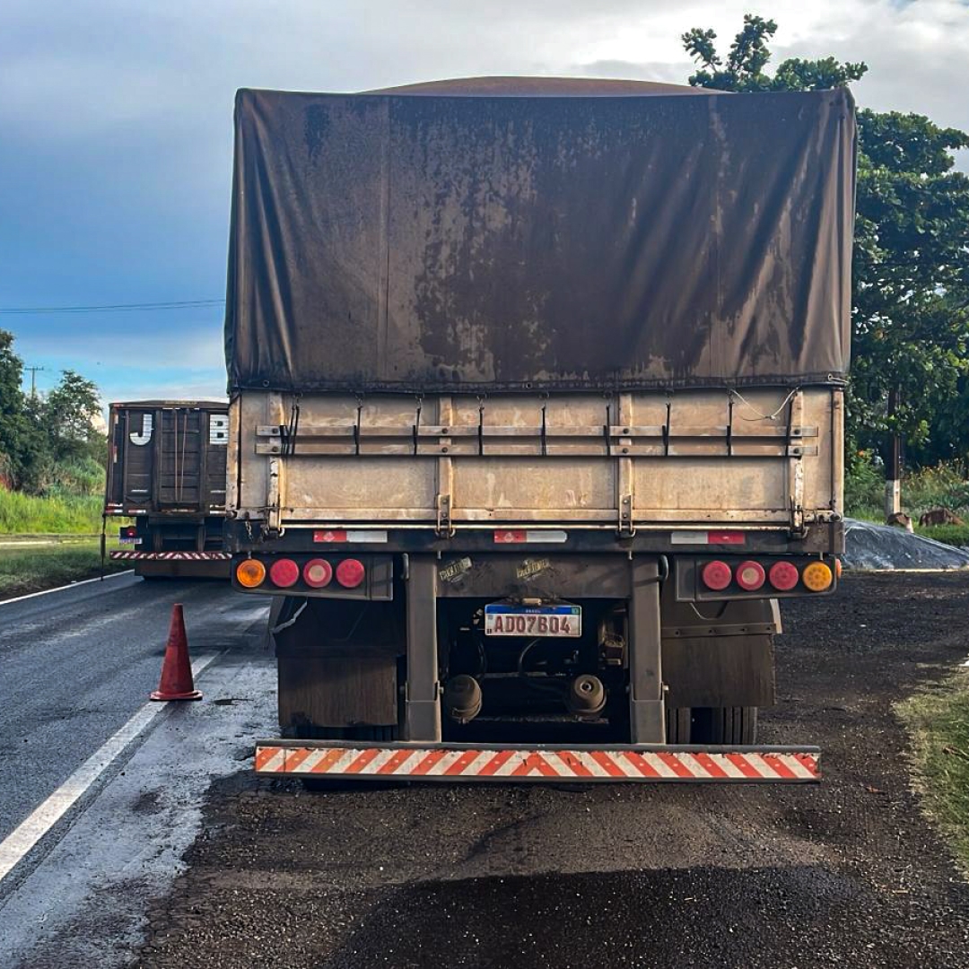CAMINHÃO CARREGADO COM CARGA DE GRÃOS PEGA FOGO NA BR-153 E PARTE DA CARGA É DESTRUÍDA NO NORTE PIONEIRO