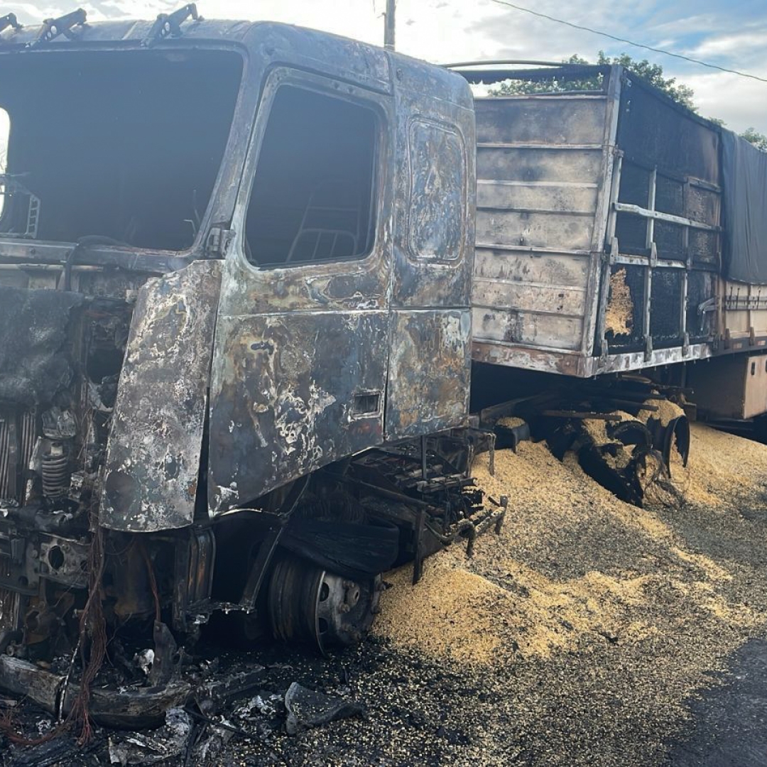 CAMINHÃO CARREGADO COM CARGA DE GRÃOS PEGA FOGO NA BR-153 E PARTE DA CARGA É DESTRUÍDA NO NORTE PIONEIRO