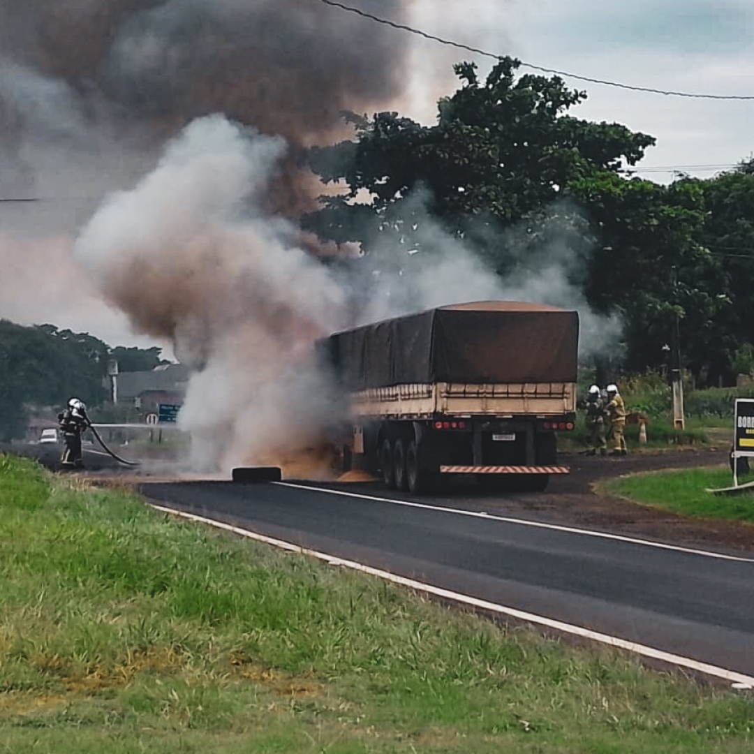 CAMINHÃO CARREGADO COM CARGA DE GRÃOS PEGA FOGO NA BR-153 E PARTE DA CARGA É DESTRUÍDA NO NORTE PIONEIRO
