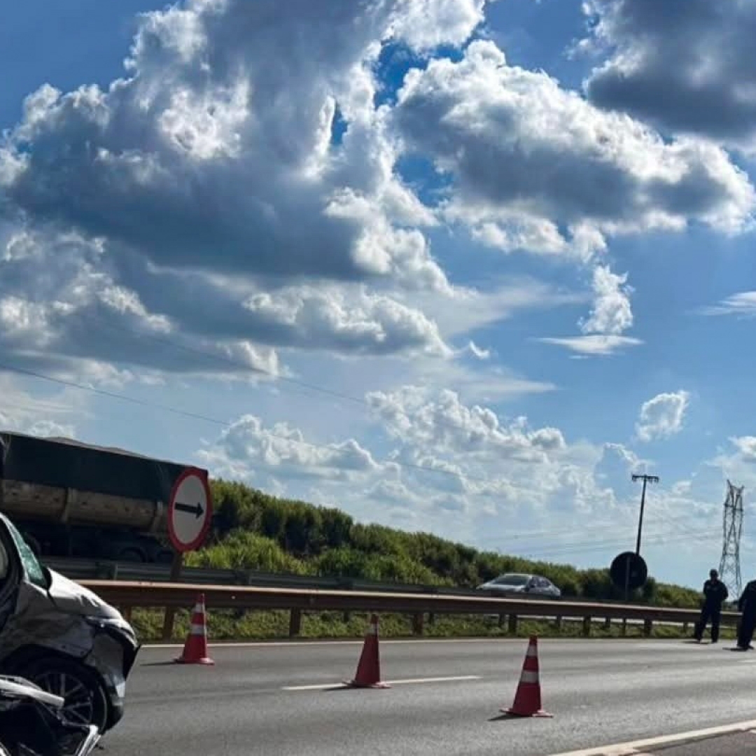COLISÃO ENTRE DUAS PICAPES DEIXA MULHER MORTA NA BR-376, EM MARILÂNDIA DO SUL