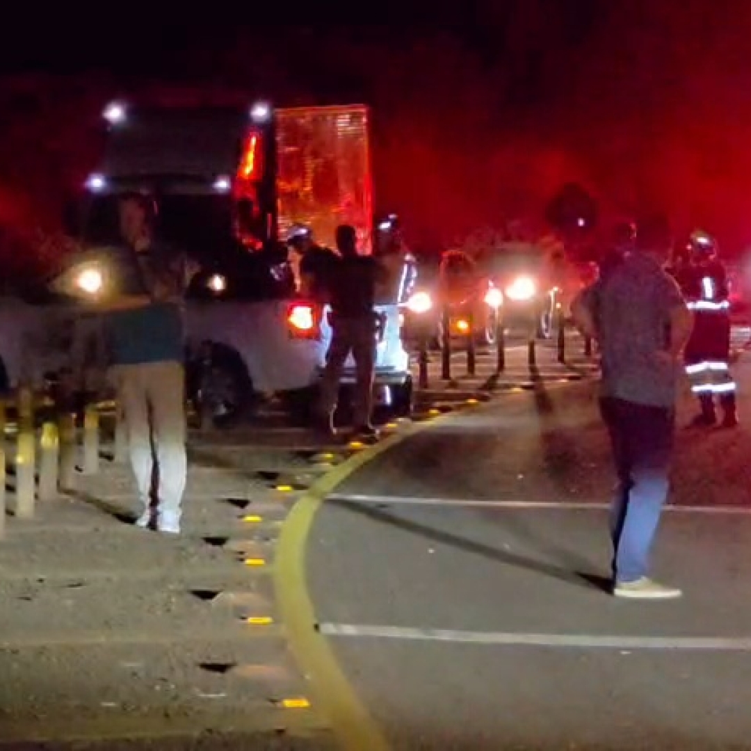 MOTOCICLISTA MORRE EM COLISÃO FRONTAL COM CAMINHÃO NA PR-445, EM LONDRINA