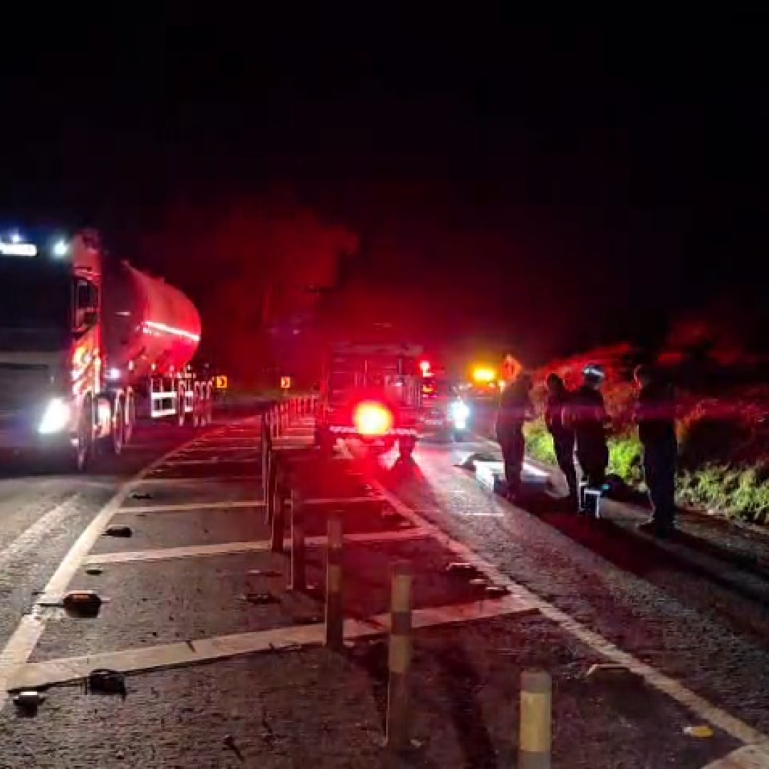 MOTOCICLISTA MORRE EM COLISÃO FRONTAL COM CAMINHÃO NA PR-445, EM LONDRINA