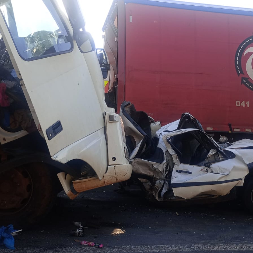 CAMINHÃO SEM FREIOS PROVOCA ENGAVETAMENTO E MATA MOTORISTA NA BR-376, EM ORTIGUEIRA