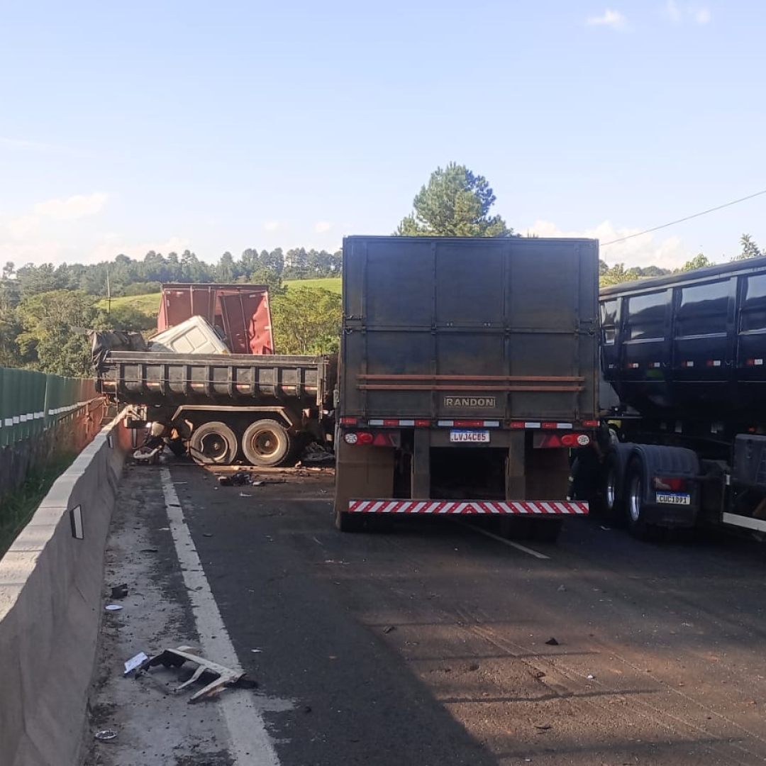 CAMINHÃO SEM FREIOS PROVOCA ENGAVETAMENTO E MATA MOTORISTA NA BR-376, EM ORTIGUEIRA