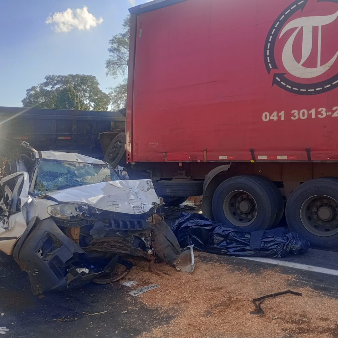 CAMINHÃO SEM FREIOS PROVOCA ENGAVETAMENTO E MATA MOTORISTA NA BR-376, EM ORTIGUEIRA