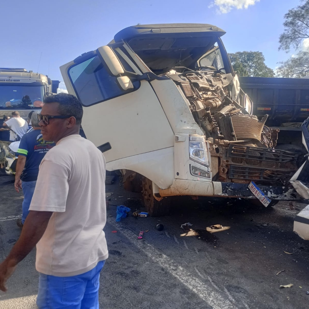 CAMINHÃO SEM FREIOS PROVOCA ENGAVETAMENTO E MATA MOTORISTA NA BR-376, EM ORTIGUEIRA