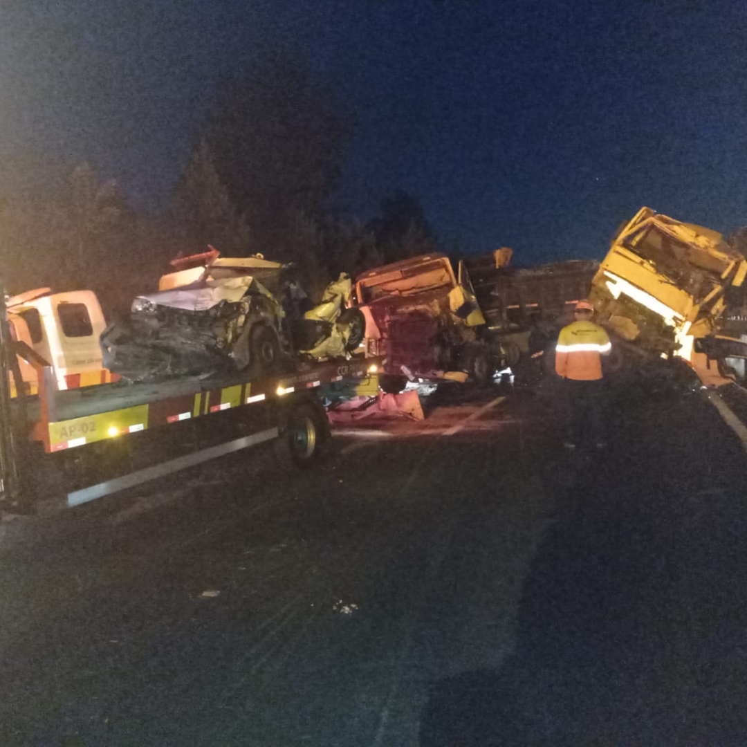 CAMINHÃO SEM FREIOS PROVOCA ENGAVETAMENTO E MATA MOTORISTA NA BR-376, EM ORTIGUEIRA