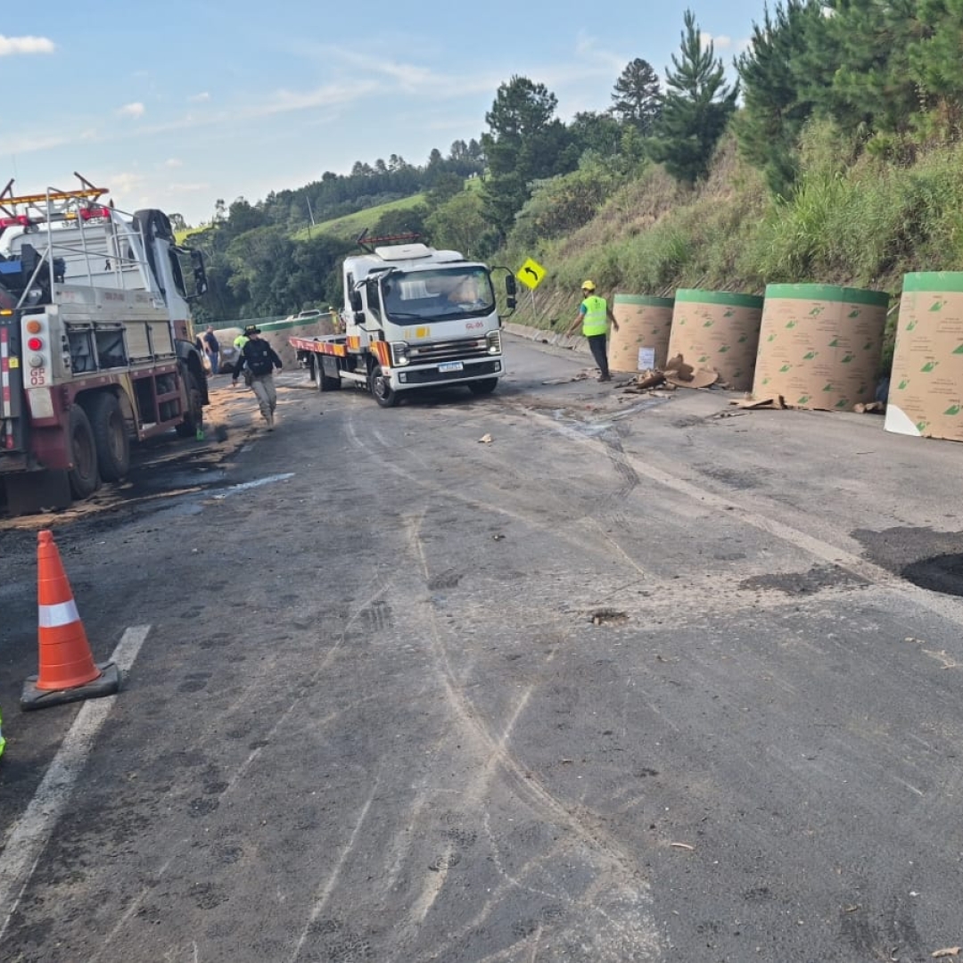 CAMINHÃO CARREGADO COM PAPEL TOMBA E CAUSA BLOQUEIO NA BR-376, EM MAUÁ DA SERRA