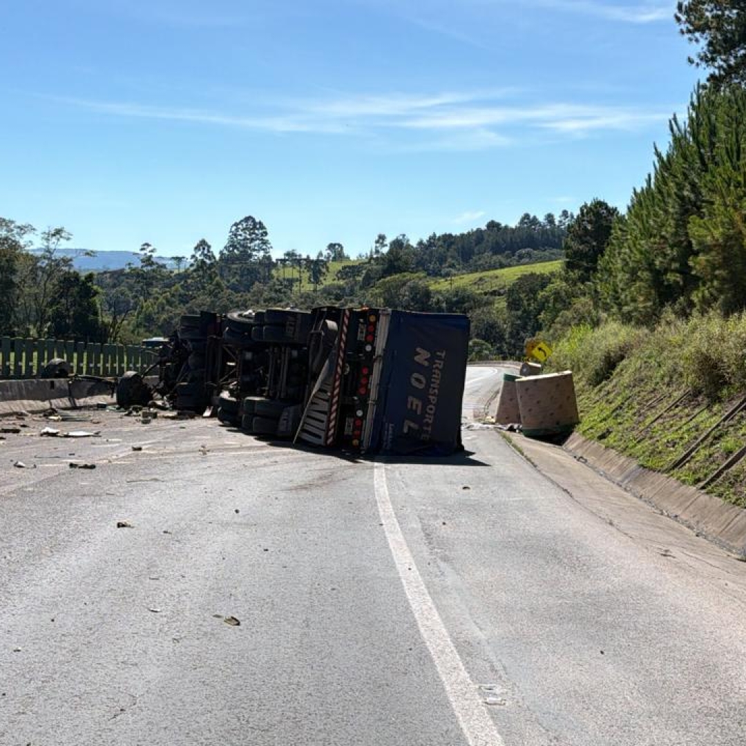 CAMINHÃO CARREGADO COM PAPEL TOMBA E CAUSA BLOQUEIO NA BR-376, EM MAUÁ DA SERRA