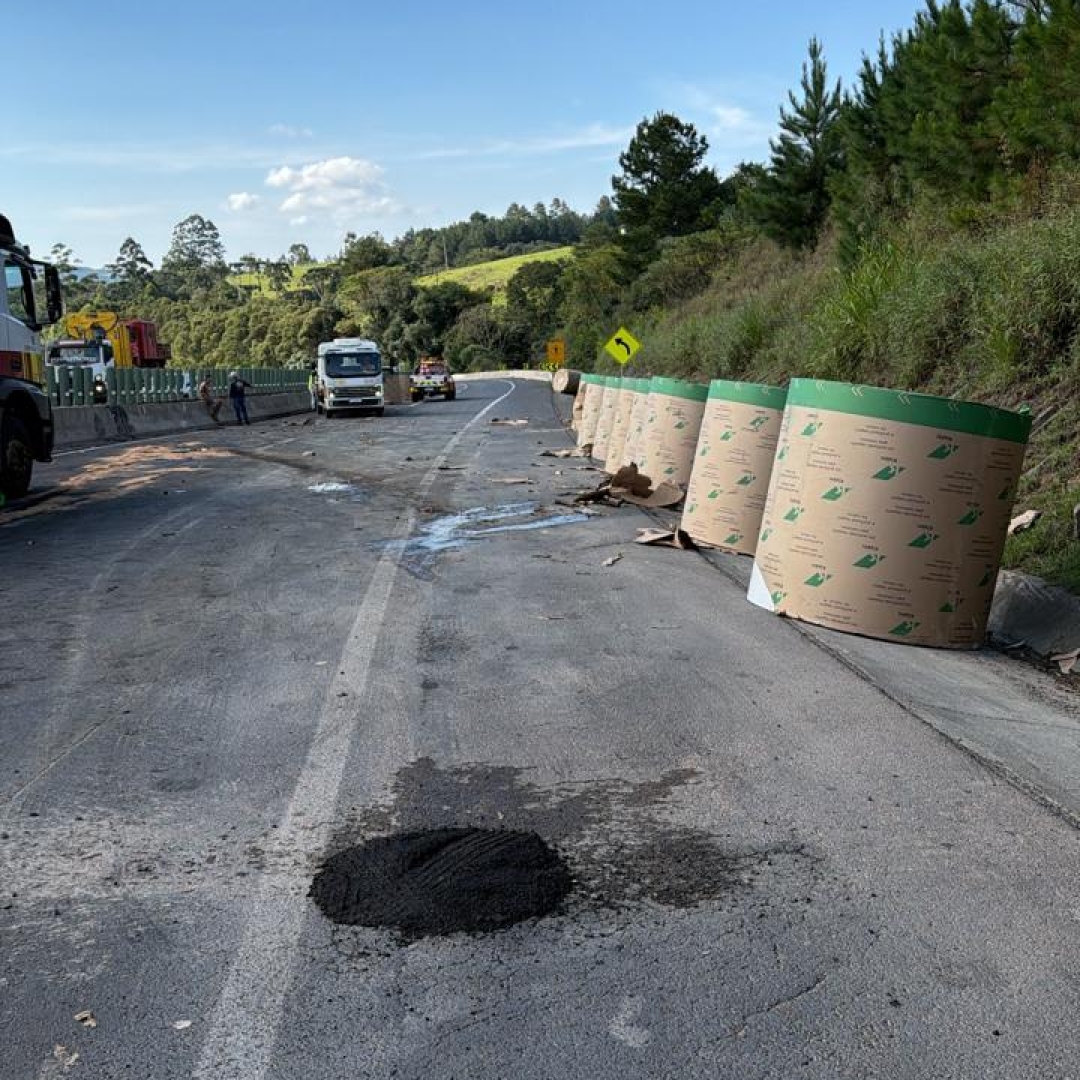 CAMINHÃO CARREGADO COM PAPEL TOMBA E CAUSA BLOQUEIO NA BR-376, EM MAUÁ DA SERRA