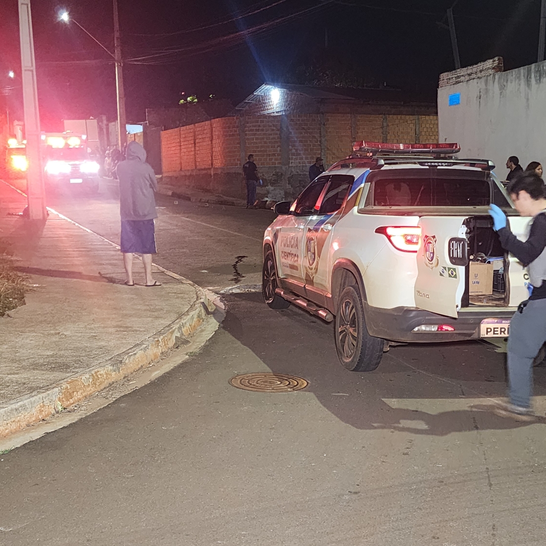 HOMEM É MORTO TIROS NO MEIO DA RUA NA ZONA NORTE DE LONDRINA