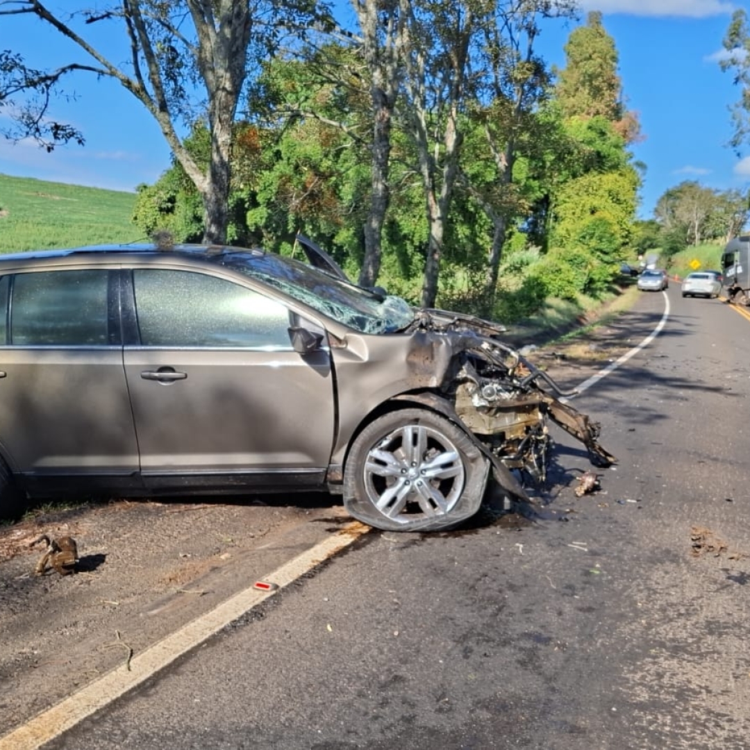 ULTRAPASSAGEM EM LOCAL PROIBIDO PROVOCA COLISÃO FRONTAL E DEIXA JOVEM FERIDO NA PRC-272, EM TOMAZINA