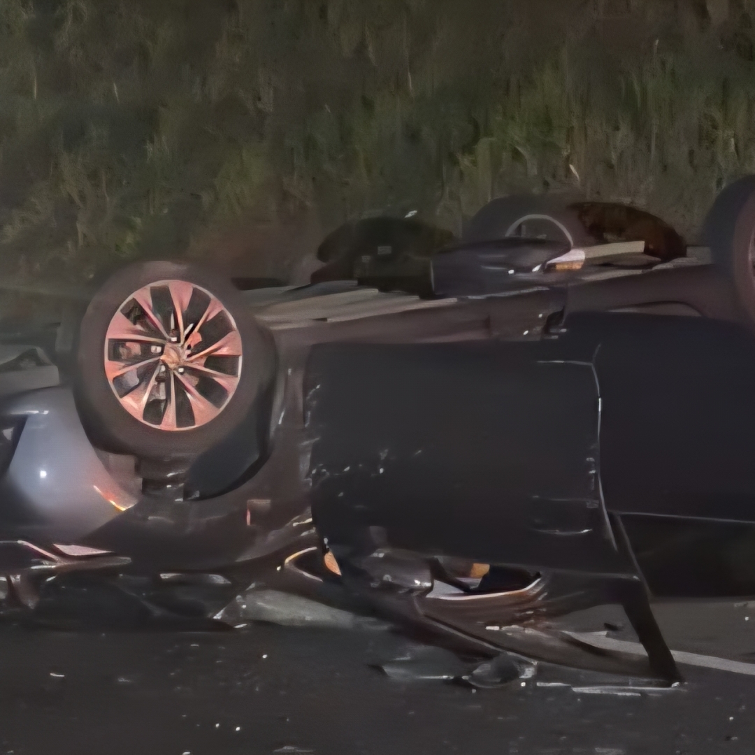 MOTORISTA MORRE APÓS COLISÃO COM CAMINHÃO E CAPOTAMENTO DE VEÍCULO NA PR-445 EM LONDRINA