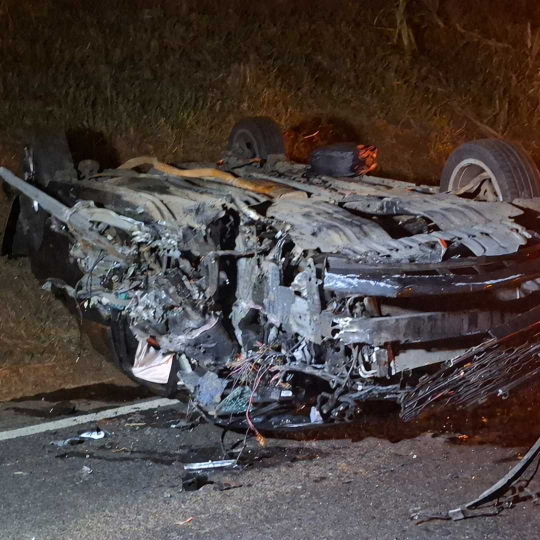 MOTORISTA MORRE APÓS COLISÃO COM CAMINHÃO E CAPOTAMENTO DE VEÍCULO NA PR-445 EM LONDRINA