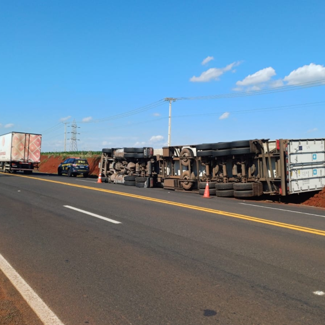 CAMINHÃO COM CARGA DE FRANGO CONGELADO TOMBA NA BR-369, EM CAMBARÁ