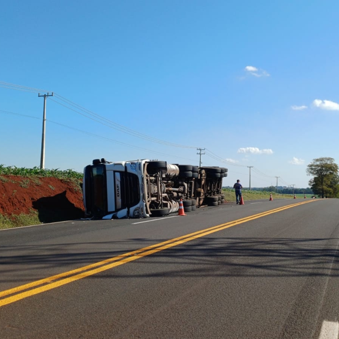 CAMINHÃO COM CARGA DE FRANGO CONGELADO TOMBA NA BR-369, EM CAMBARÁ