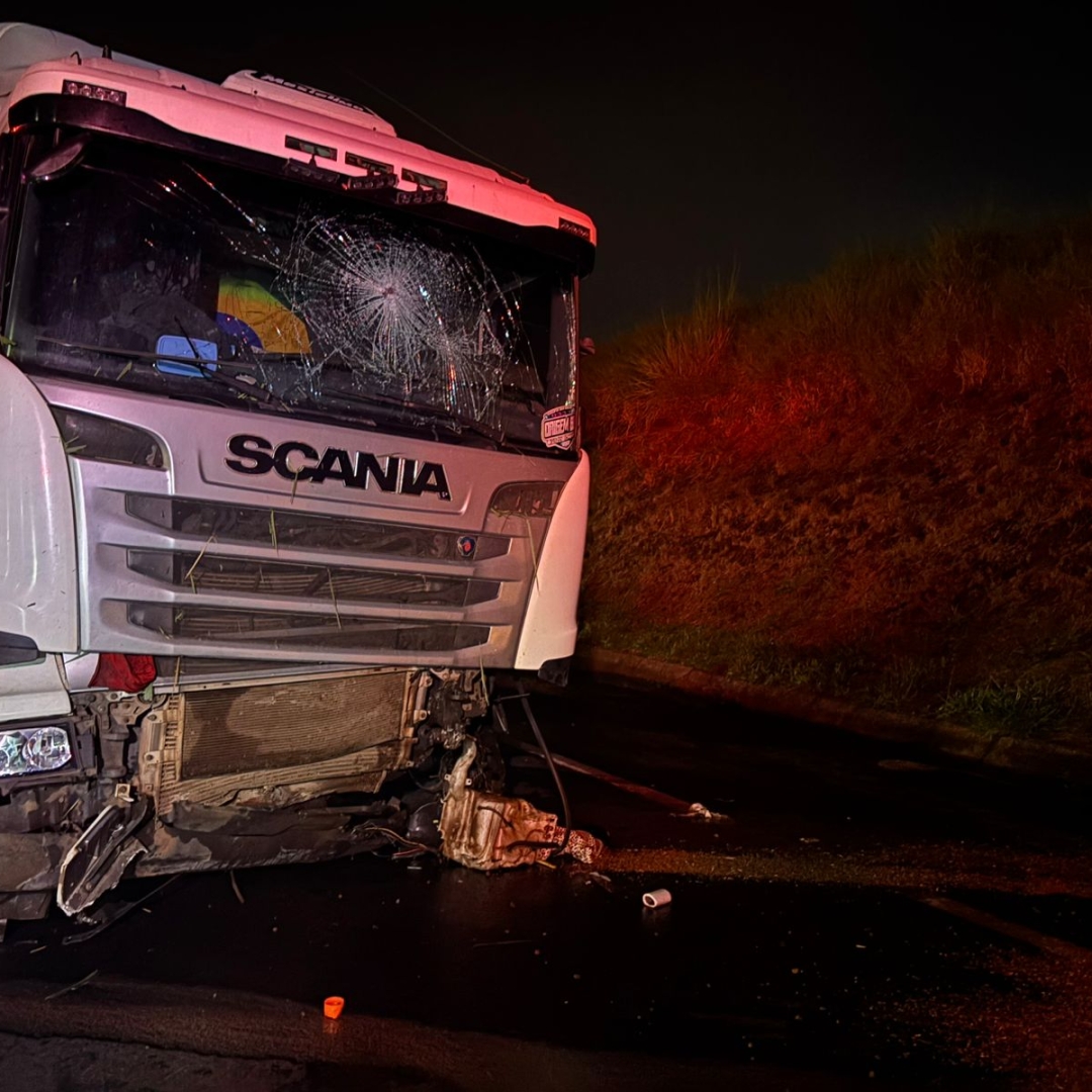 CAMINHONEIRO MORRE APÓS VEÍCULO CAIR DE PONTILHÃO NA BR-376 EM APUCARANA