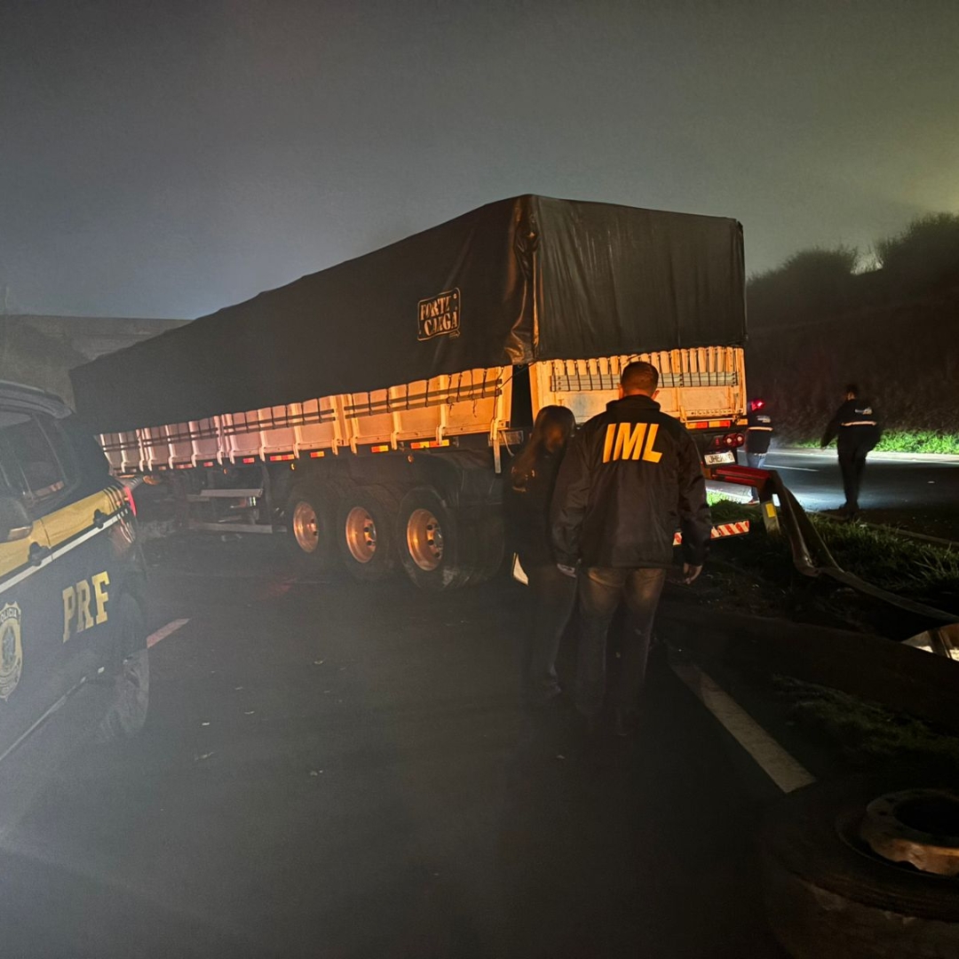 CAMINHONEIRO MORRE APÓS VEÍCULO CAIR DE PONTILHÃO NA BR-376 EM APUCARANA