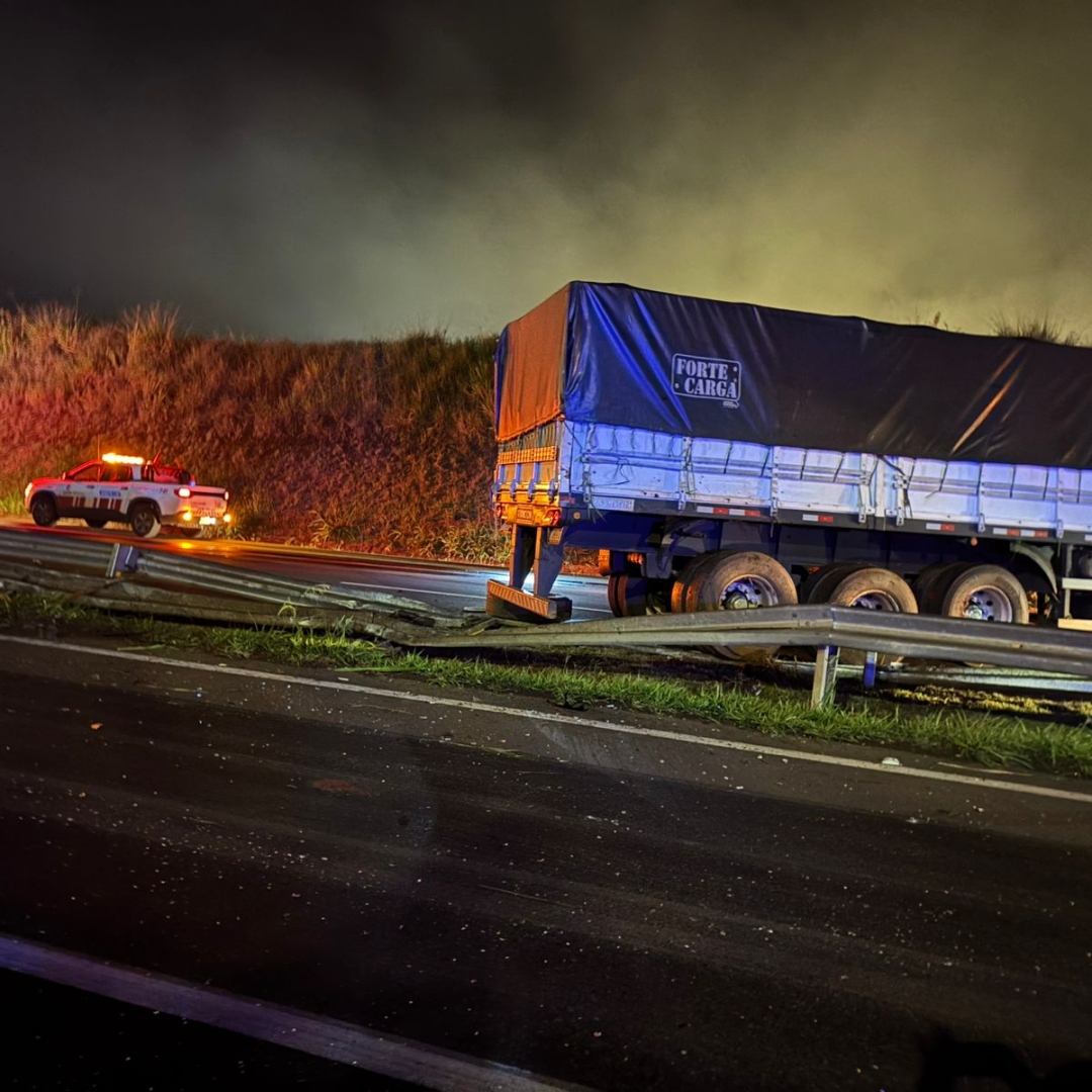 CAMINHONEIRO MORRE APÓS VEÍCULO CAIR DE PONTILHÃO NA BR-376 EM APUCARANA