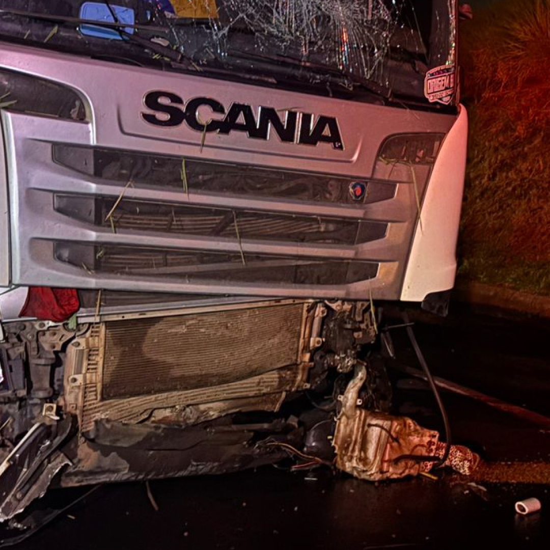 CAMINHONEIRO MORRE APÓS VEÍCULO CAIR DE PONTILHÃO NA BR-376 EM APUCARANA