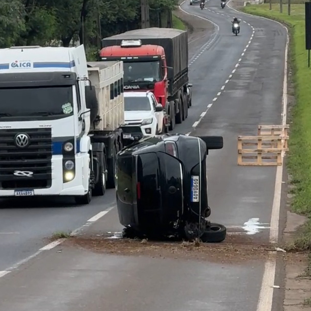 COLISÃO ENTRE CARROS PROVOCA CAPOTAMENTO E TOMBAMENTO NA BR-369 EM LONDRINA