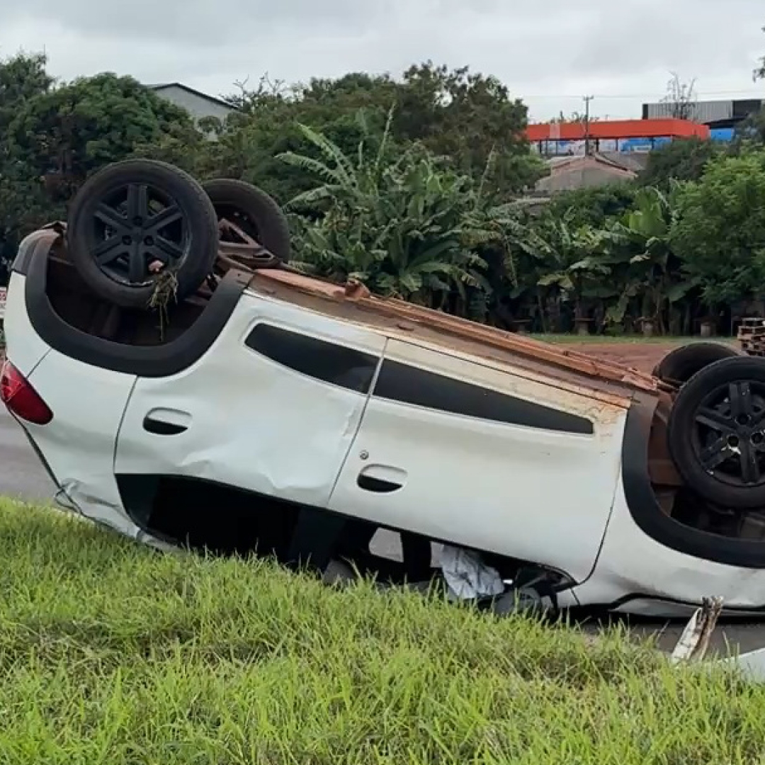 COLISÃO ENTRE CARROS PROVOCA CAPOTAMENTO E TOMBAMENTO NA BR-369 EM LONDRINA
