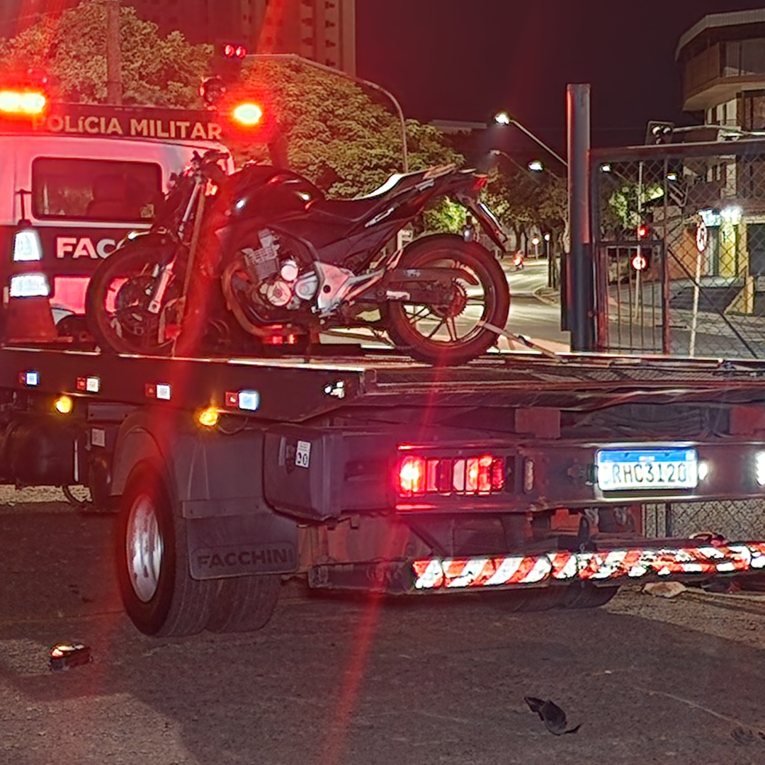 MOTOCICLISTA PERDE O CONTROLE, INVADE ESTACIONAMENTO DE ASSOCIAÇÃO E DEIXA DOIS FERIDOS EM LONDRINA