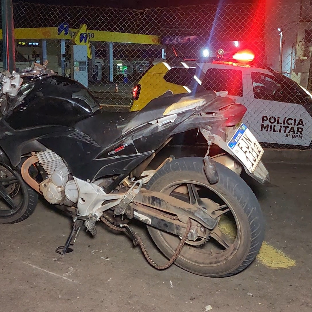 MOTOCICLISTA PERDE O CONTROLE, INVADE ESTACIONAMENTO DE ASSOCIAÇÃO E DEIXA DOIS FERIDOS EM LONDRINA