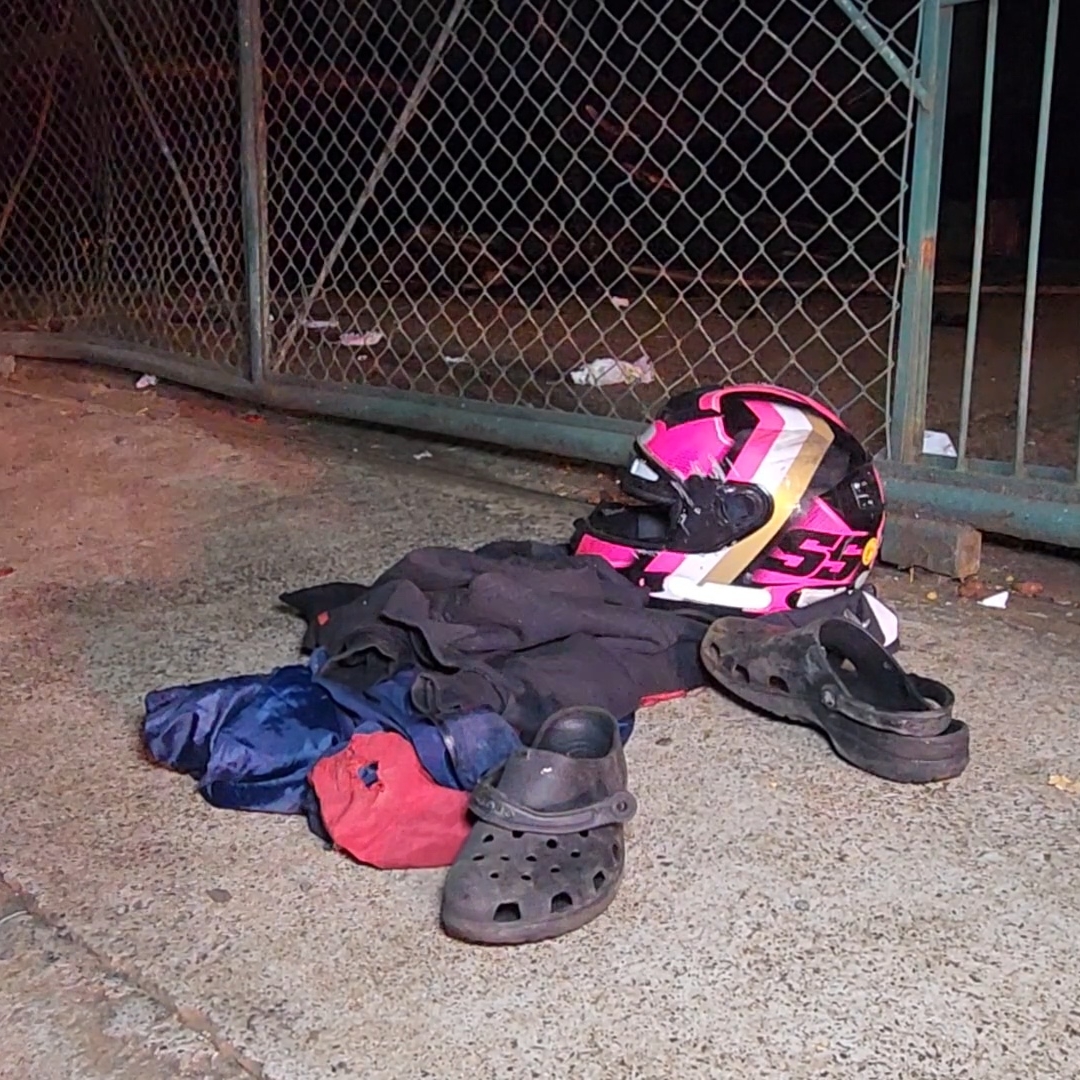 MOTOCICLISTA PERDE O CONTROLE, INVADE ESTACIONAMENTO DE ASSOCIAÇÃO E DEIXA DOIS FERIDOS EM LONDRINA