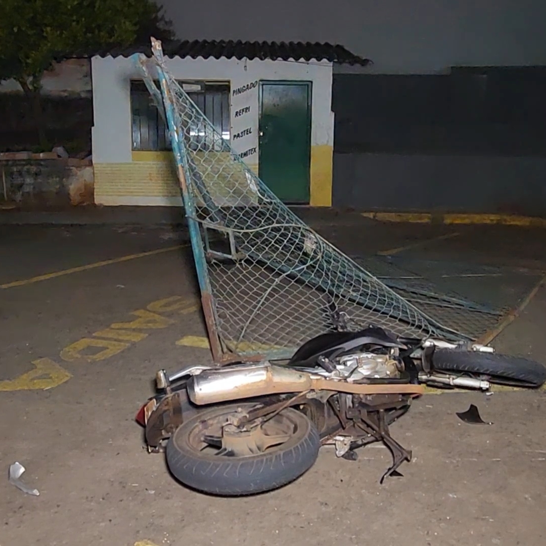 MOTOCICLISTA PERDE O CONTROLE, INVADE ESTACIONAMENTO DE ASSOCIAÇÃO E DEIXA DOIS FERIDOS EM LONDRINA