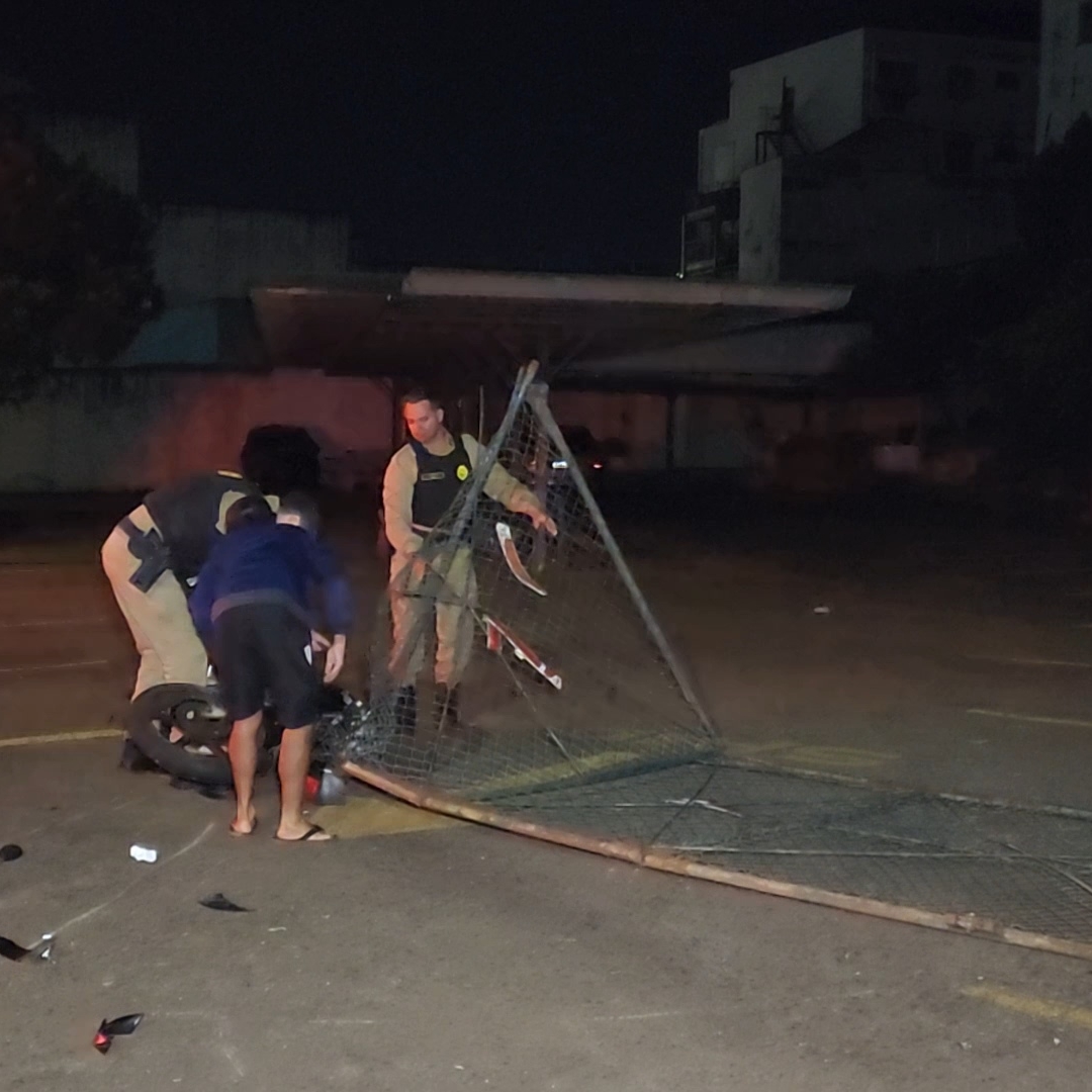 MOTOCICLISTA PERDE O CONTROLE, INVADE ESTACIONAMENTO DE ASSOCIAÇÃO E DEIXA DOIS FERIDOS EM LONDRINA