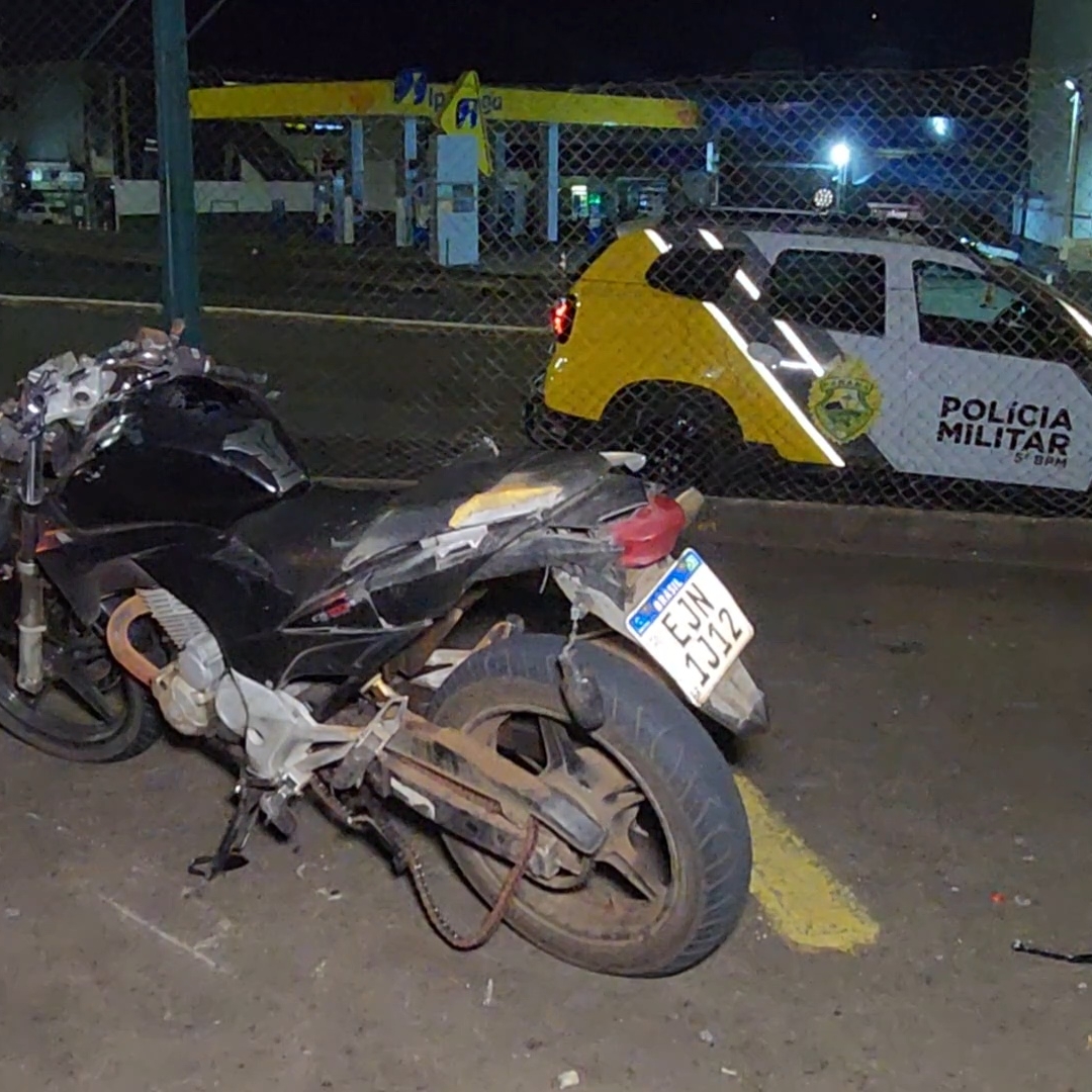 MOTOCICLISTA PERDE O CONTROLE, INVADE ESTACIONAMENTO DE ASSOCIAÇÃO E DEIXA DOIS FERIDOS EM LONDRINA