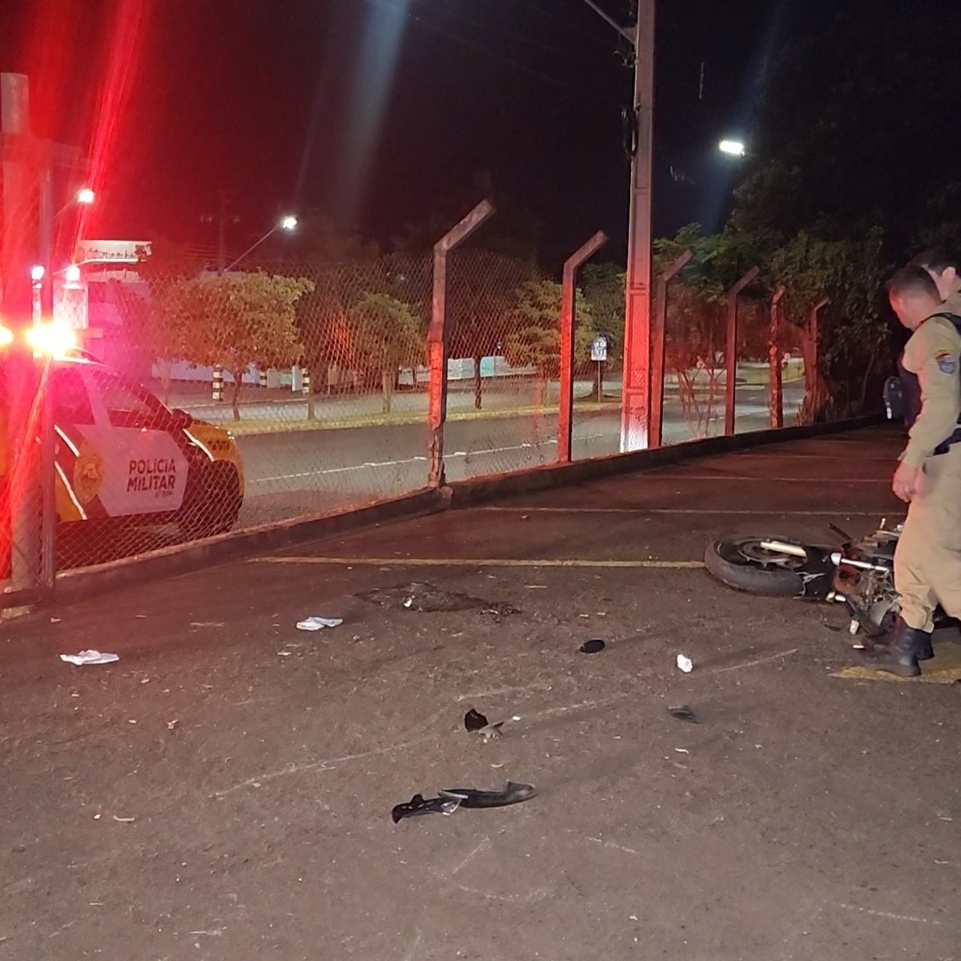 MOTOCICLISTA PERDE O CONTROLE, INVADE ESTACIONAMENTO DE ASSOCIAÇÃO E DEIXA DOIS FERIDOS EM LONDRINA