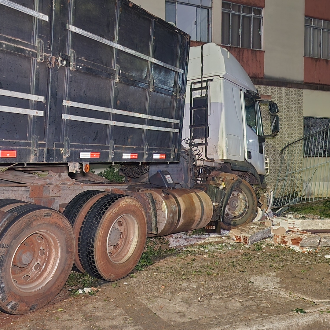 CARRETA INVADE CONDOMÍNIO RESIDENCIAL DURANTE A MADRUGADA E ASSUSTA MORADORES NO CENTRO DE LONDRINA