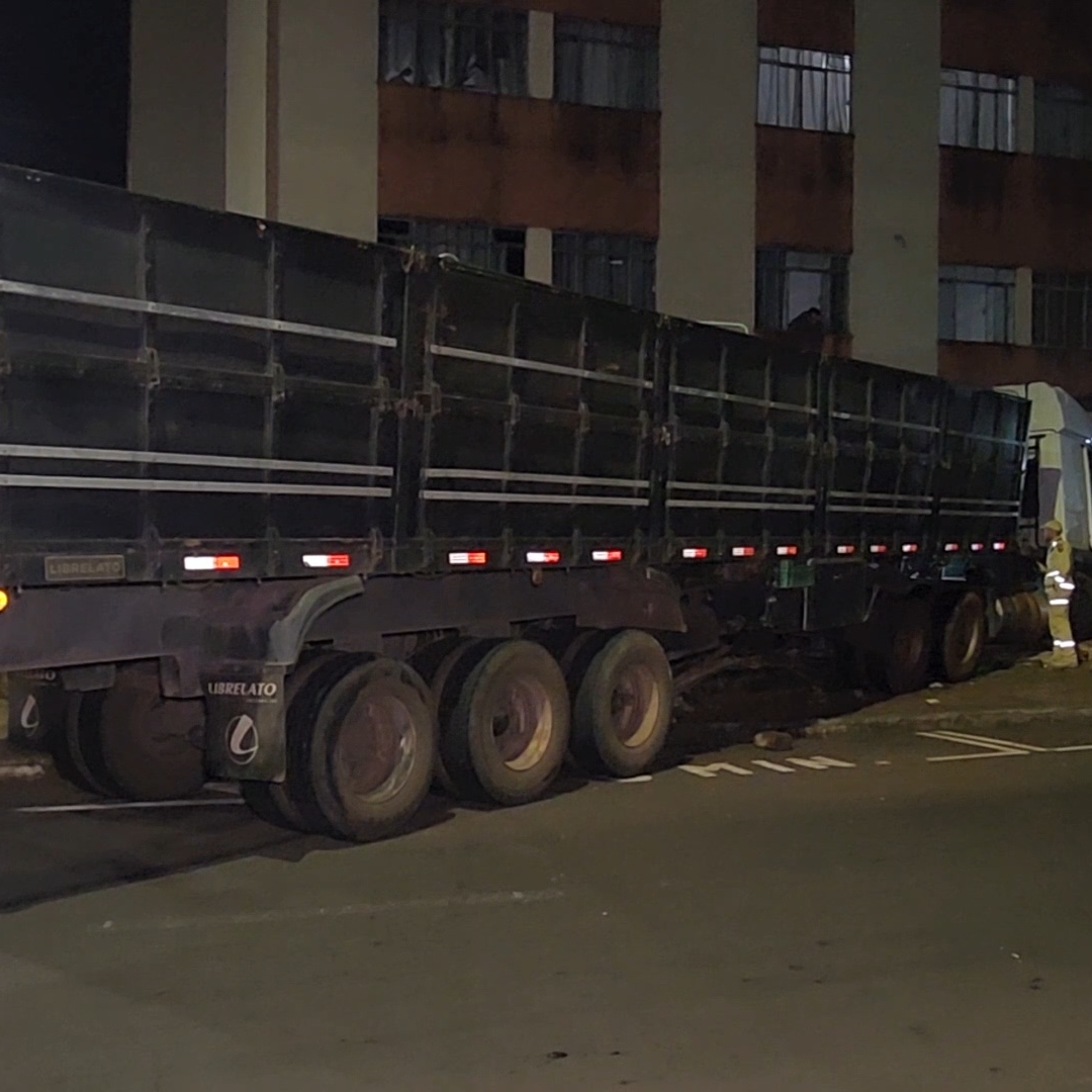 CARRETA INVADE CONDOMÍNIO RESIDENCIAL DURANTE A MADRUGADA E ASSUSTA MORADORES NO CENTRO DE LONDRINA