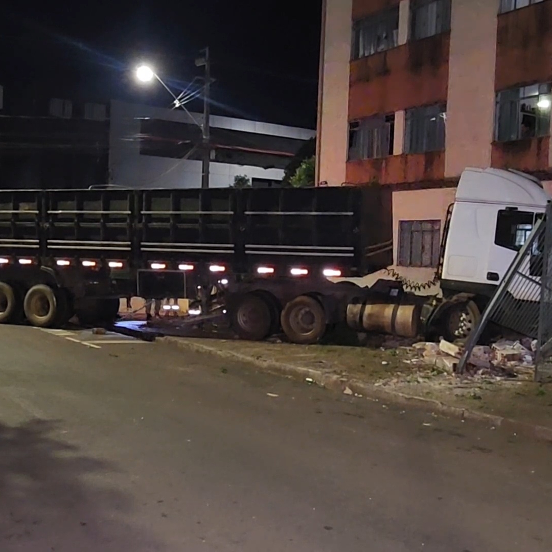CARRETA INVADE CONDOMÍNIO RESIDENCIAL DURANTE A MADRUGADA E ASSUSTA MORADORES NO CENTRO DE LONDRINA