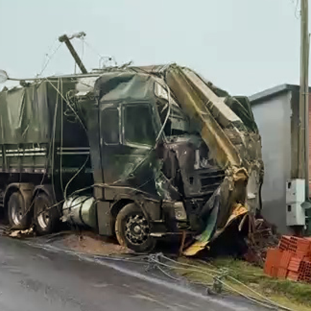 CARRETA DESGOVERNADA CAUSA DESTRUIÇÃO EM RUA DE ARAPONGAS