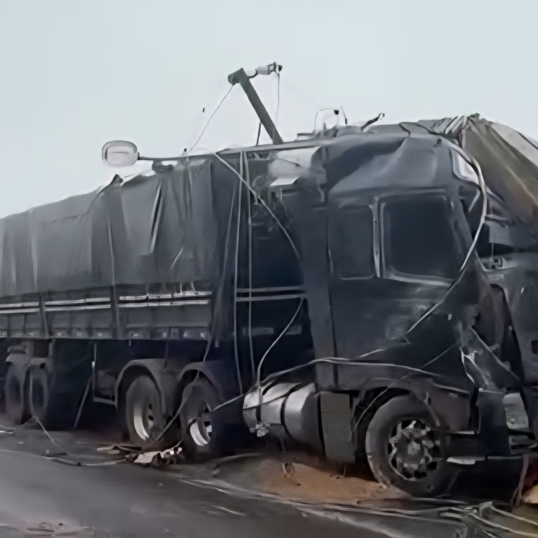 CARRETA DESGOVERNADA CAUSA DESTRUIÇÃO EM RUA DE ARAPONGAS