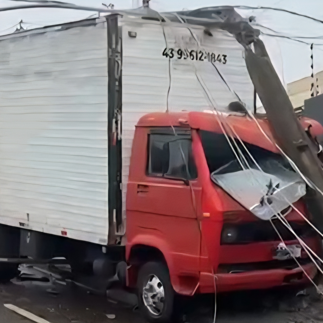 CARRETA DESGOVERNADA CAUSA DESTRUIÇÃO EM RUA DE ARAPONGAS