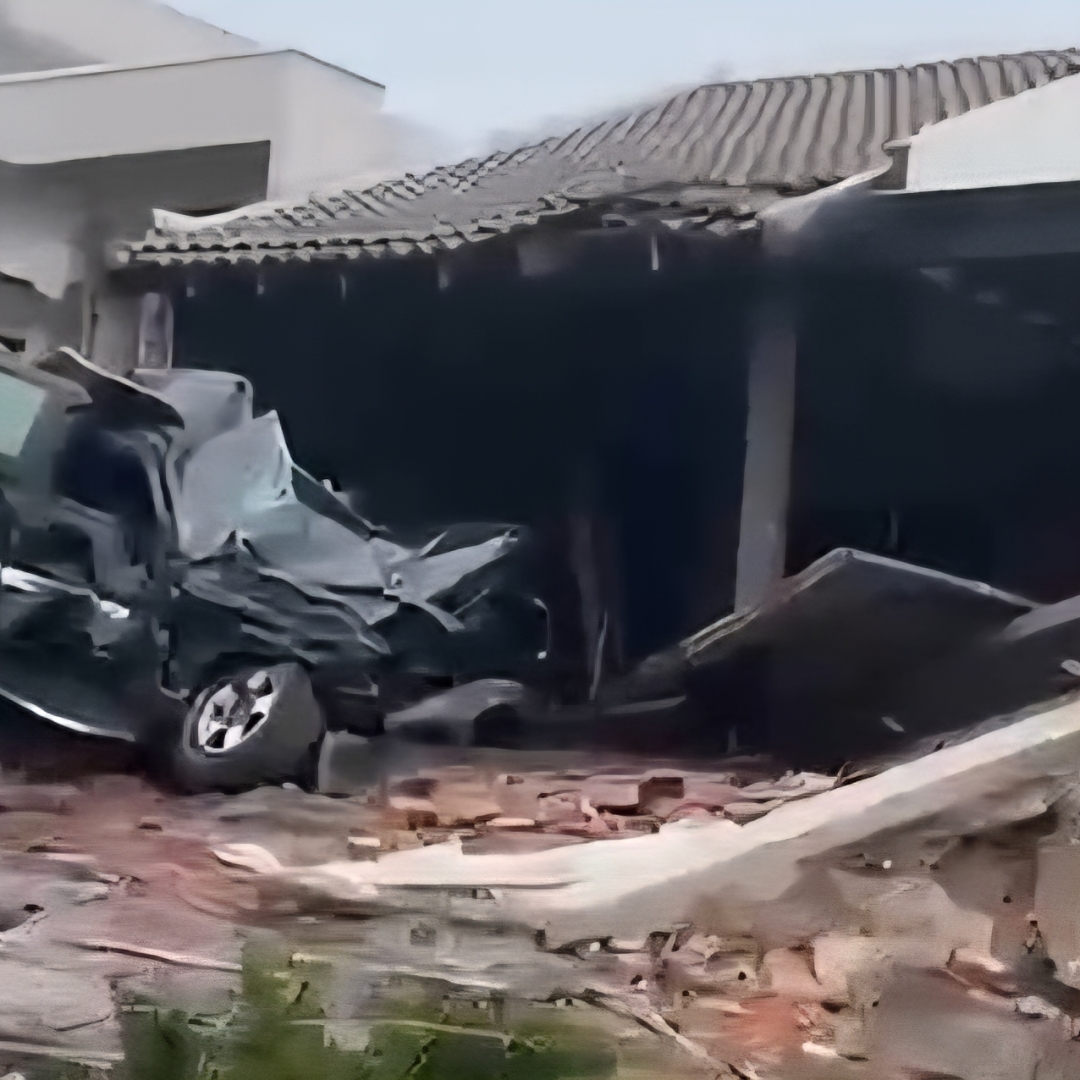 CARRETA DESGOVERNADA CAUSA DESTRUIÇÃO EM RUA DE ARAPONGAS